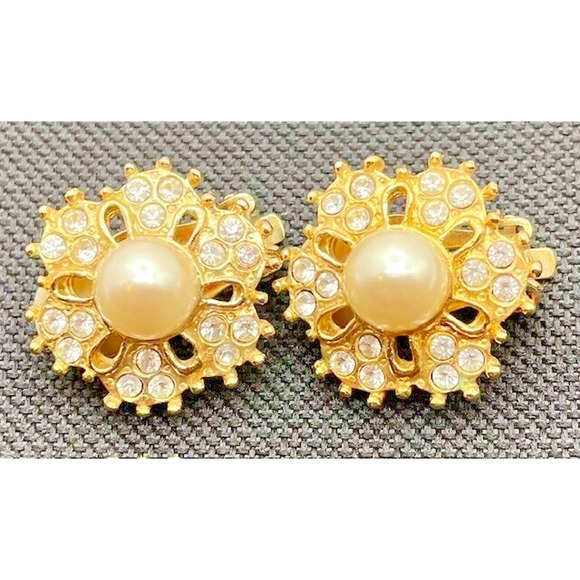 Richelieu Jewelry - Vintage Richelieu Crystal and Pearl Flower Clip earrings